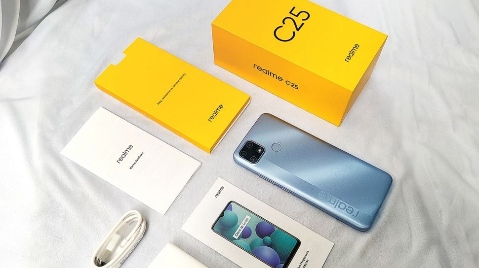 Take a look at the contents of the Realme C25 and C21 boxes that
